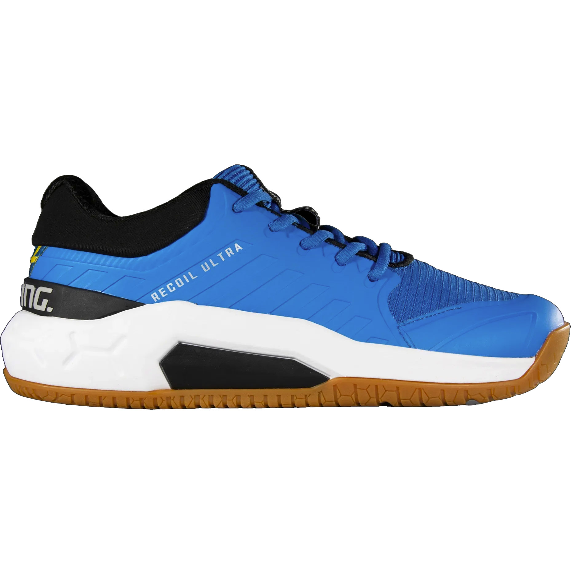 La chaussure Salming Recoil Ultra ici en couleur bleu et noire est confortable. Sur les premiers pas, surtout si nous venons d'essayer une chaussure plus plate, d'avoir la sensation de partir vers l'avant.(l'avant du pied est un peu plus bas, un léger décalage qui donne ce Drop vers l'avant pour faciliter le démarrage).  Une fois cette sensation prise en compte, le pied est bien maintenu. La languette tient bien le pied, nous ressentons sont coté épais, presque douillé ! La chaussure est stable. Elle parait plus solide que les précédentes Salming. Les renforts sont bien présents pour ceux qui usent les chaussures sur le dessus. Elle reste une chaussure de squash légère. pour ceux qui souhaitent être bien tenu. elles chaussent petites, prenez une taille au dessus de vos habitudes.