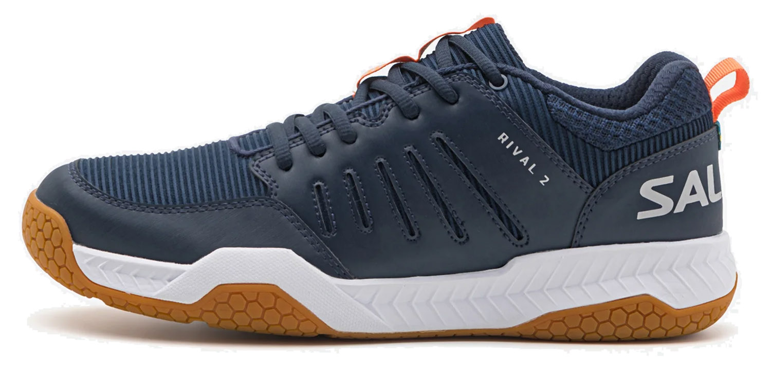 <strong>La chaussure de squash Salming Rival 2</strong>. Prenez la demi pointure au dessus. Confortable et un look plus sobre en couleur et assez élégant. Le pied est bien posé et une assise assez large au niveau du talon pour en assurer la stabilité. le tout avec un prix attractif pour du Salming.