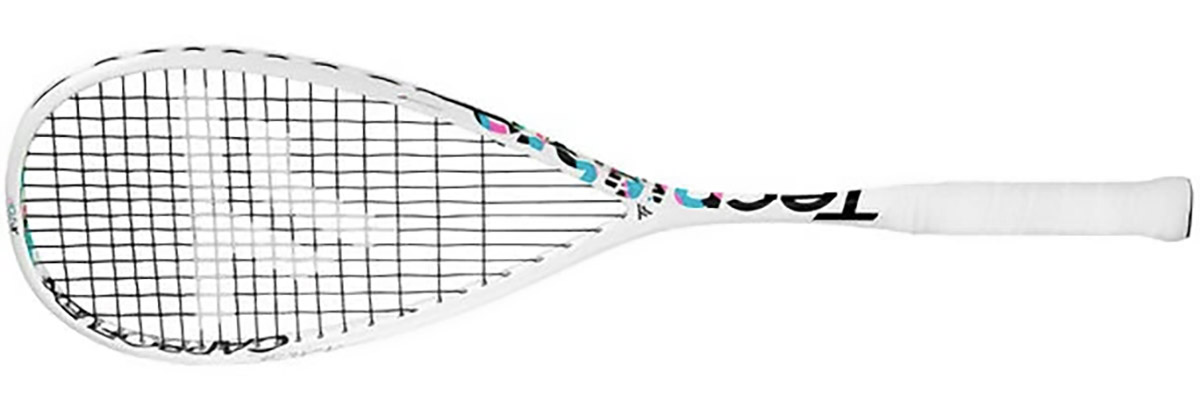 La raquette de squash <strong>Tecnifibre Carboflex 125 NS XTOP V2</strong> conserve la tête de raquettes par l'absence de Bumper. La raquette est composée en tête d'un matériaux et d'une conception qui permet cette absence de Bumper.<br>
LA NS a un manche un peu plus fin, très bien pour des mains plus petites, l'équilibre nous le trouvons plus intéressant sur cette raquette. Comme les séries précédentes il est dommage de l'étiqueter en genre, car c'est le modèle le mieux équilibré et le plus agréable à jouer. A jouer avec une carboflex, elle serait mon choix, en plaçant un surgrip en plus ! <br><br>